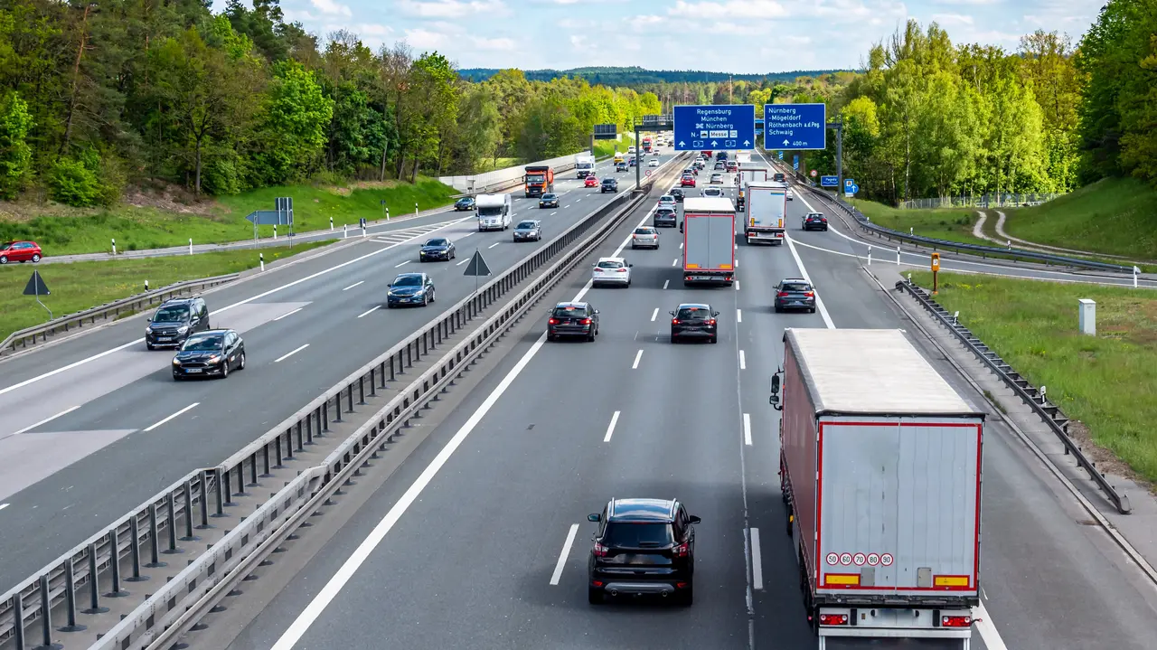 Die sechsspurige Autobahn A9 Richtung München