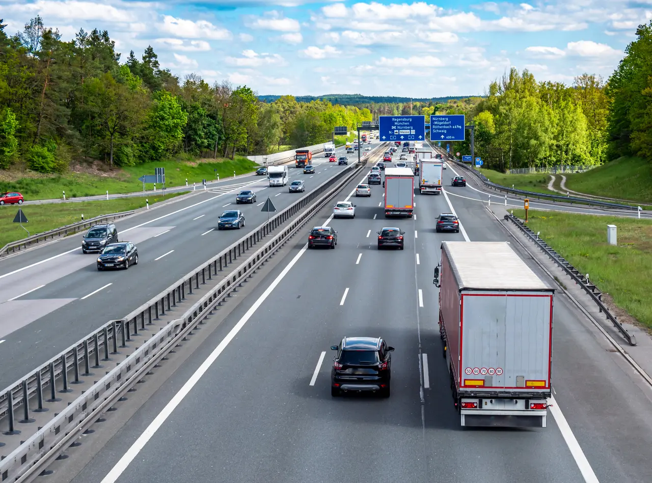 Die sechsspurige Autobahn A9 Richtung München