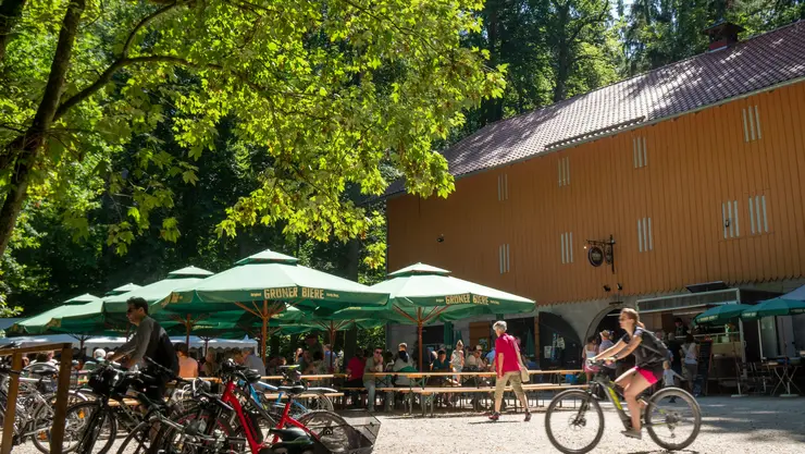 Felsenkeller im Stadtwald mit Fahrradfahrenden