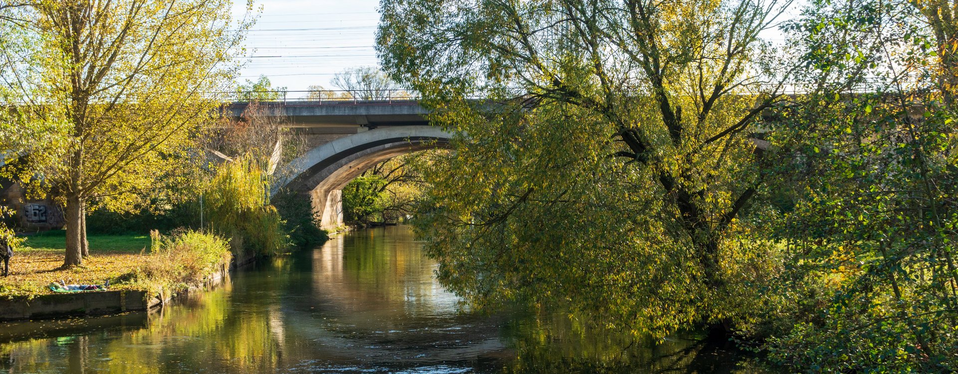 Rednitz mit Blick auf die Siebenbogenbrücke