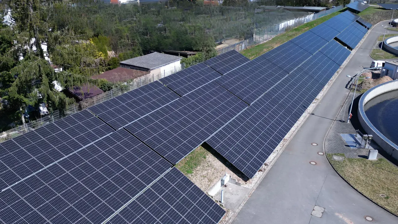 Luftbild auf die Module der PV-Anlage an der Hauptkläranlage