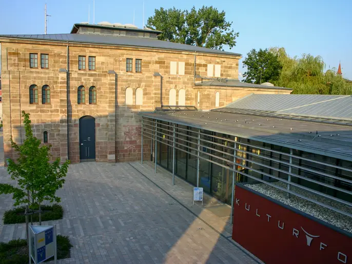 Blick auf Hof und Gebäude des Kulturforum Fürth.