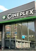 Gebäudeansicht des Cineplex Kinos mit Glasfassade