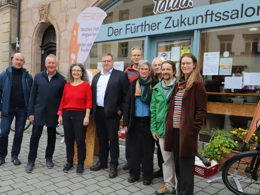 Die verantwortlichen Personen stehen vor dem Zukunftssalon; Klick öffnet Bild in größerer Ansicht.