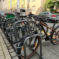 Ein vollbesetzter Fahrradständer zeigt die Situation vor Ort.