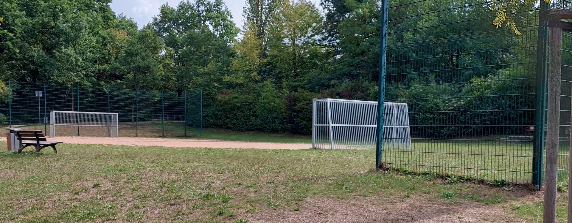 Bolzplatz mit Wiese und zwei Toren