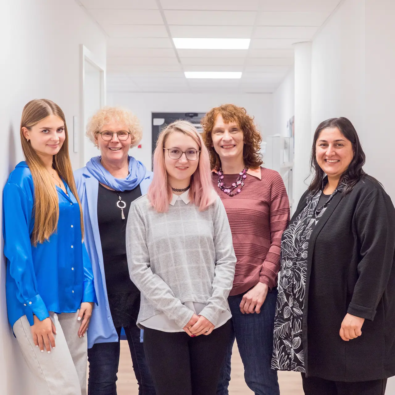 Fünf Frauen unterschiedlichen Alters in den Räumen der fübs. Klick öffnet Bild in größerer Ansicht.