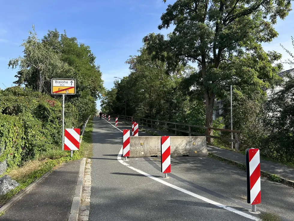 Bahnbrücke Theodor-Heuss-Straße mit Spurverengung