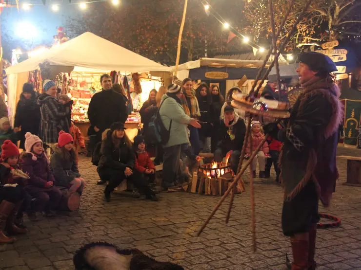 Aufführung vor Zuschauenden auf dem Mittelaltermarkt