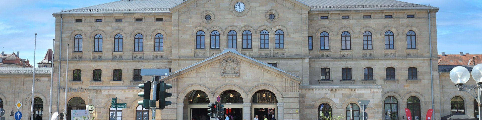 Der bis 2023 rundum sanierte Hauptbahnhof vom Bahnhofplatz aus