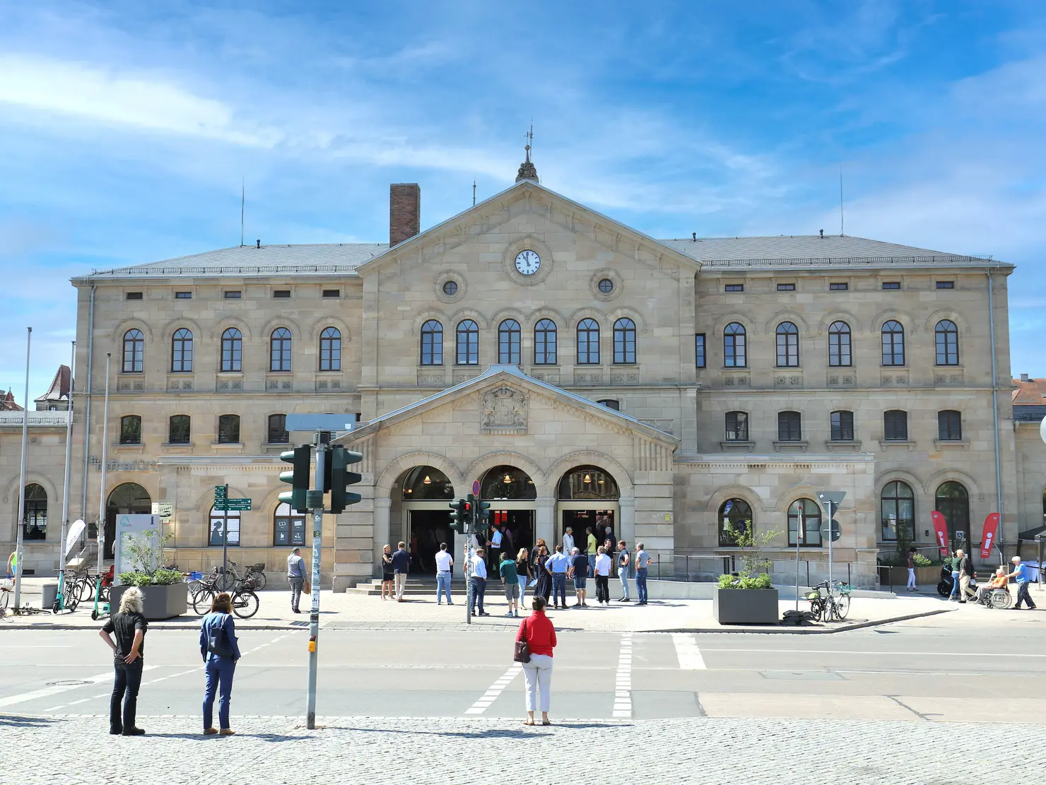 Der bis 2023 rundum sanierte Hauptbahnhof vom Bahnhofplatz aus