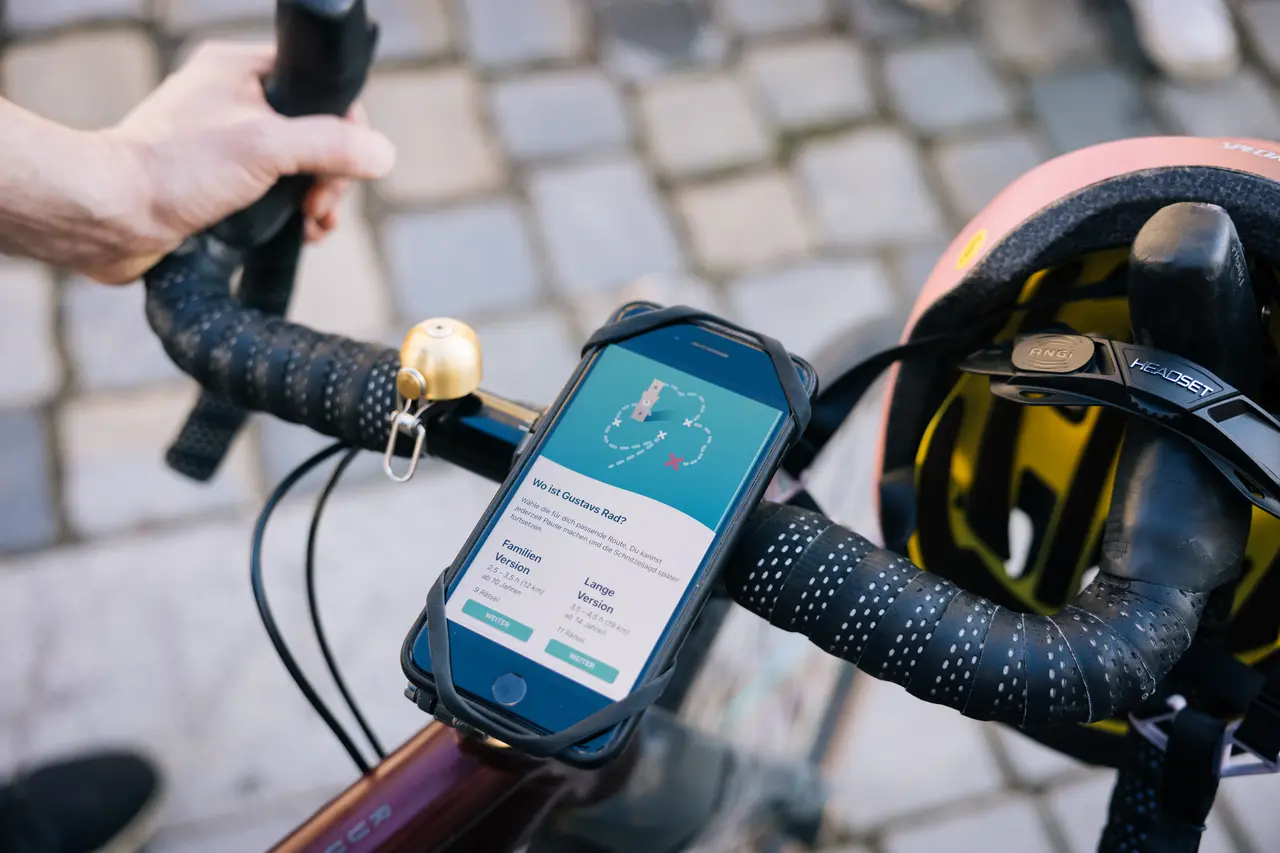 Handy an Fahrradlenker befestigt mit geöffneter App