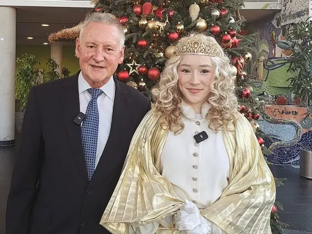 OB Jung und Christkind Alina vor einem Weihnachtsbaum