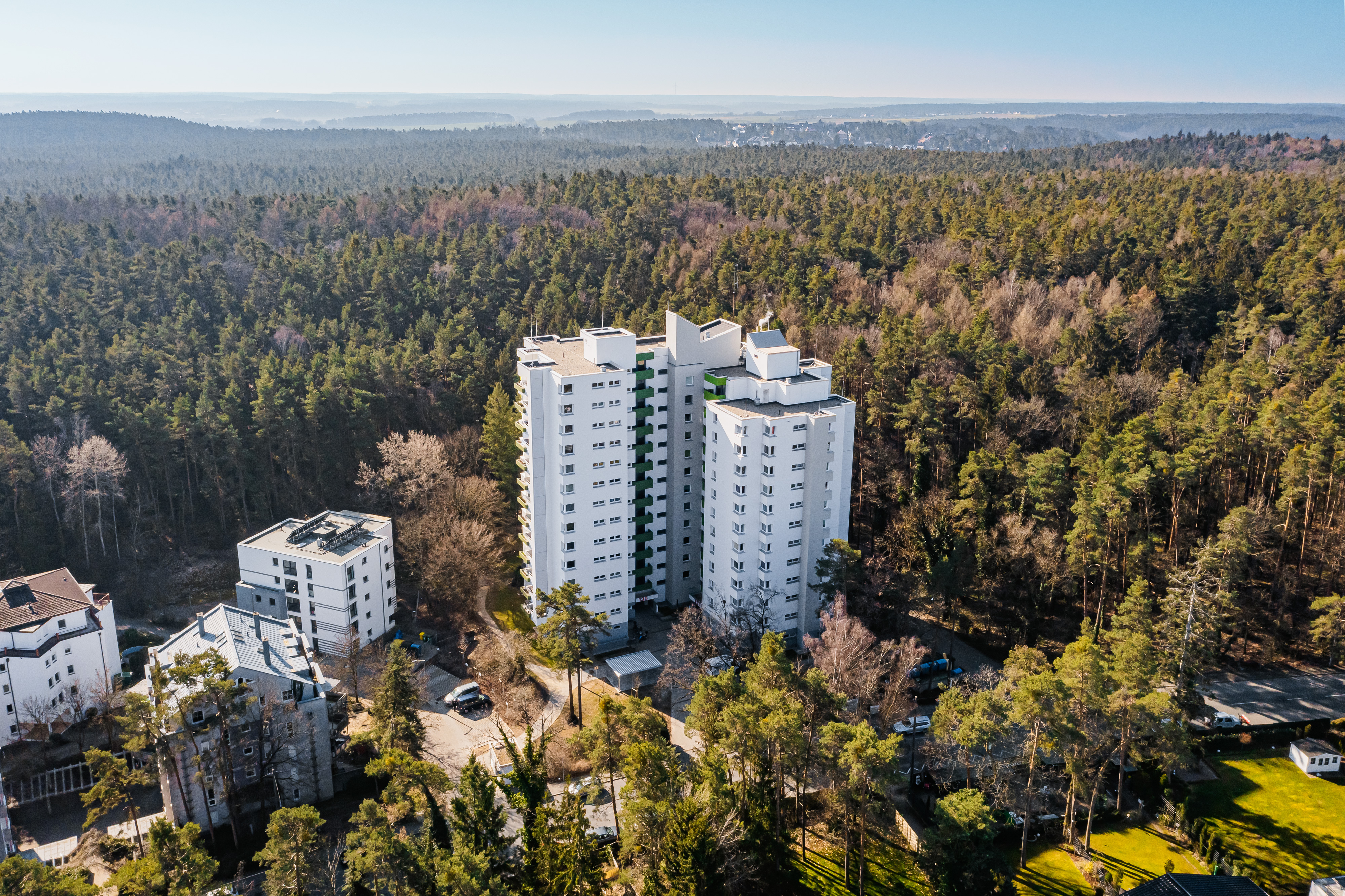 Saniertes Hochhaus der WBG in der Heilstättenstraße, Drohnenaufnahme